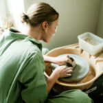 Potier façonnant de l'argile sur un tour de poterie
