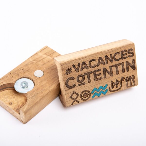 Décapsuleur gravé Vacances en Cotentin avec des symboles Cotentin unique