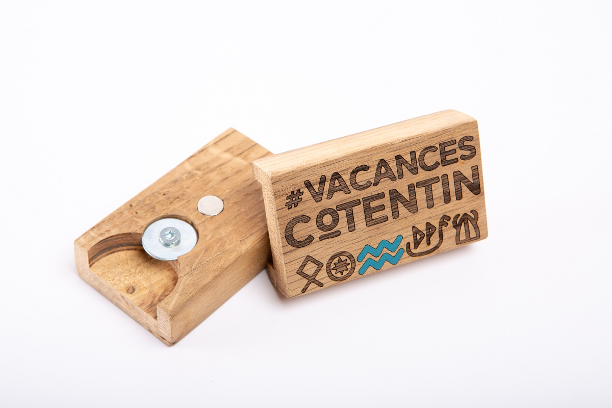 Décapsuleur gravé Vacances en Cotentin avec des symboles Cotentin unique