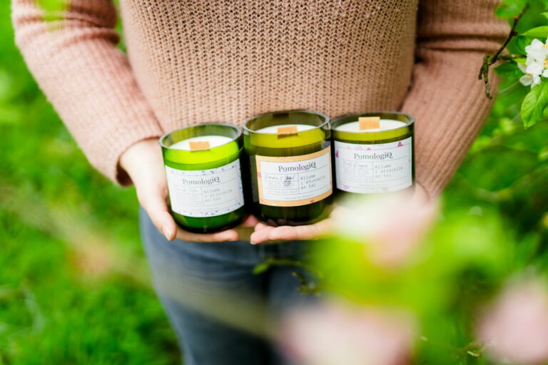Bougies pomologiQ tenues dans les mains