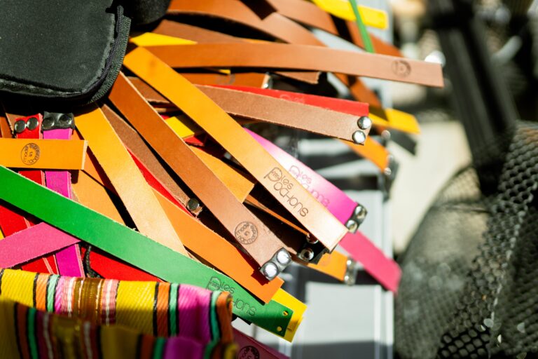 Rubans de mesure colorés empilés avec étiquettes et logo