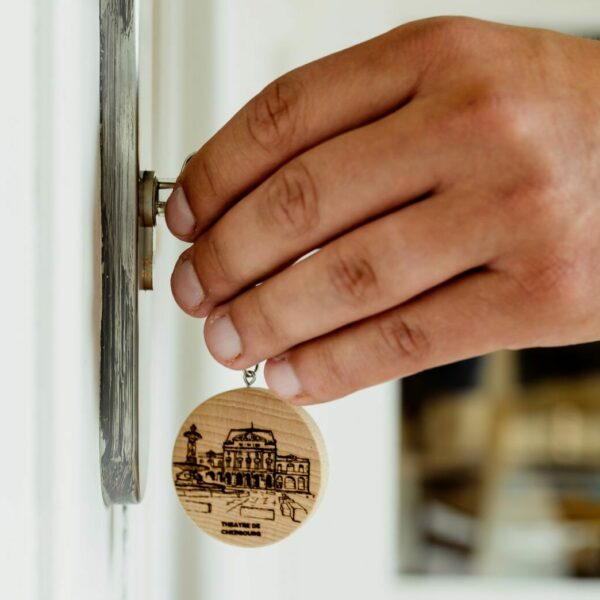 Porte Clé en bois avec le théatre de Cherbourg gravé