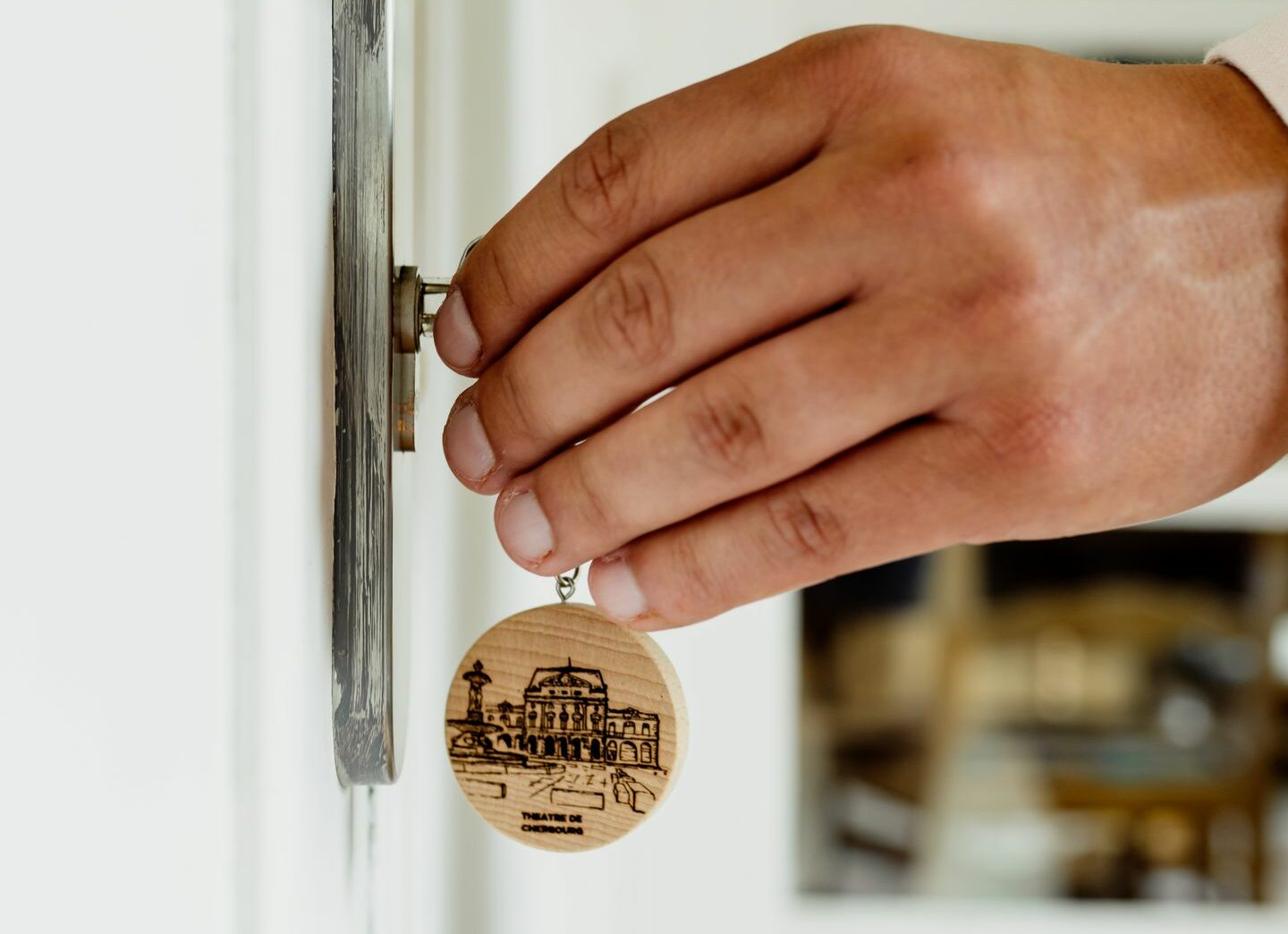 Porte Clé en bois avec le Théatre de Cherbourgravé Porte Clé en bois avec le théatre de Cherbourg gravé