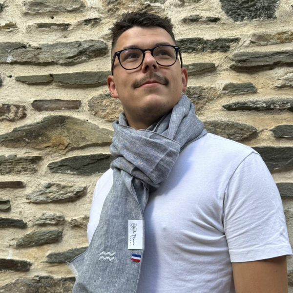 Homme qui un chèche gris
