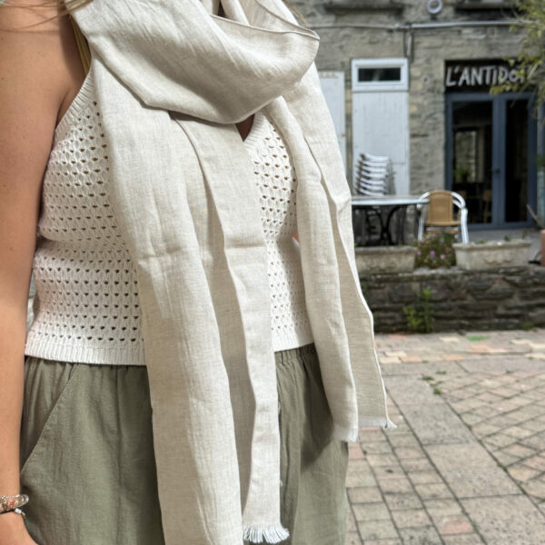 Cheche en lin gris porté par une femme
